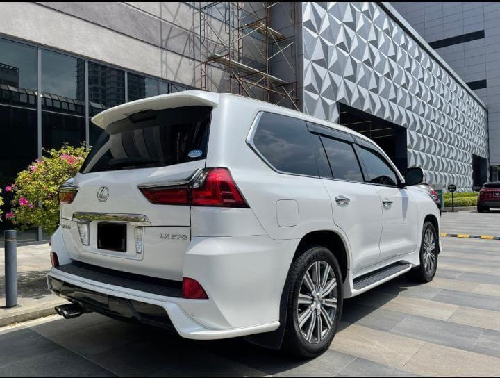 Lexus LX570 thumbnail 4