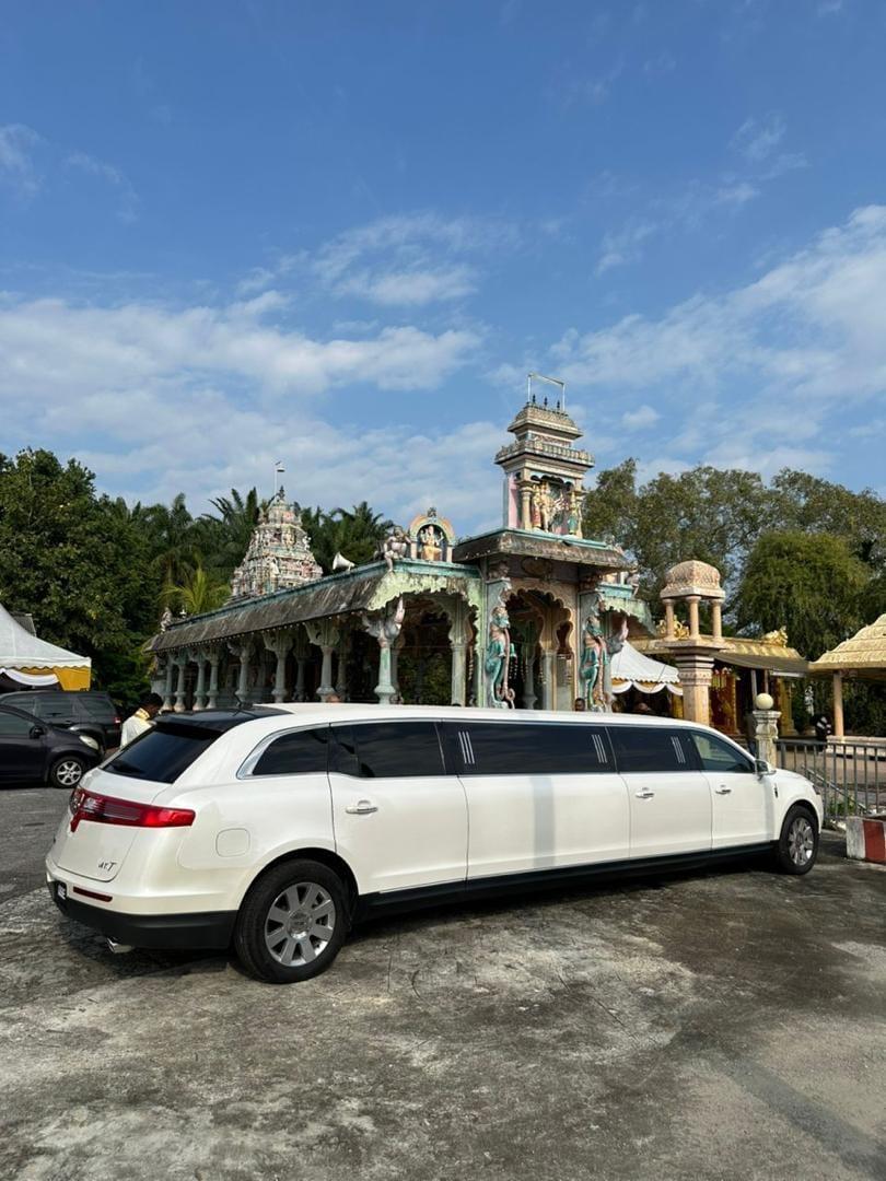 Wedding Limousine with Chauffeur thumbnail 5