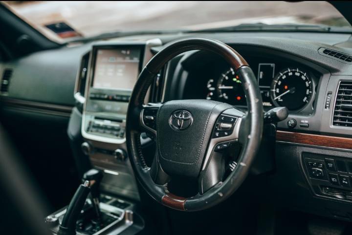Toyota Land Cruiser V8 thumbnail 2