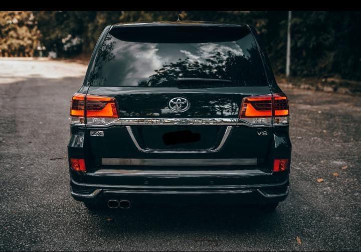 Toyota Land Cruiser V8 thumbnail 7